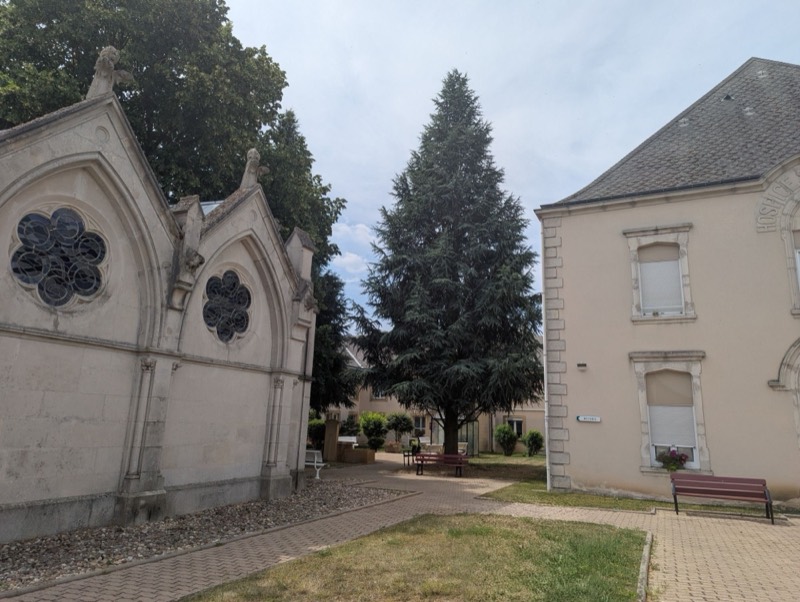 La chapelle néogothique et le grand cèdre de la cour