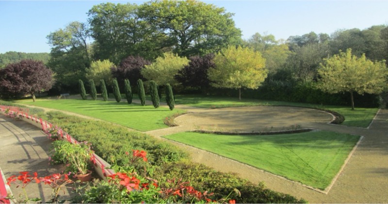 Le parc en été, avec ses pelouses et ses massifs fleuris